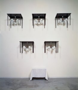 Six Tables  1992 木、照明器具、布 425×394×65 cm