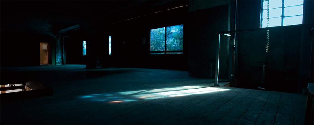 瞬きと瞼の裏の青　/東武線高架下倉庫でのインスタレーション　/OHPフィルムシート,染料インク　/2012